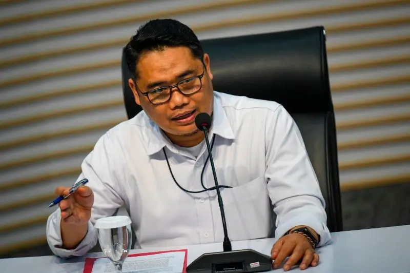 antarafoto kpk tahan bupati situbondo karna suswandi 1740125871 5900f0edbb