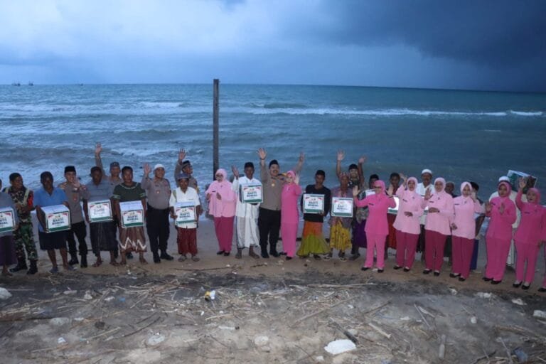 Kapolres Sumenep Gelar Bakti Sosial Kepada Nelayan dan Kelompok Sadar Wisata Pantai Slopeng