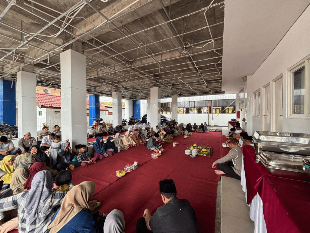 41 Anak Yatim di Bulan Suci Ramadan Menerima Santunan dari Kapolres Sumenep. 2 image 12