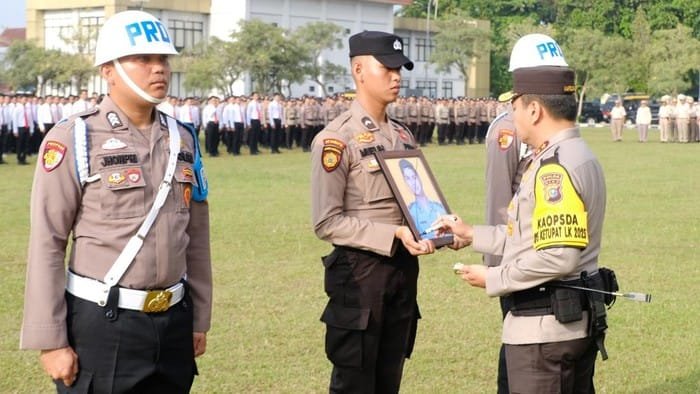 proses pemecatan saat apel di mapolda dok humas polda riau 1742974327770 169