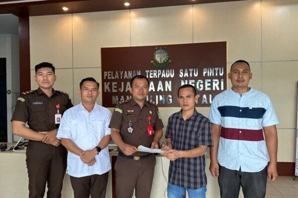 Kejari Madina Hentikan Perkara Penganiayaan Lewat Restorative Justice: Tersangka dan Korban Sepakat Berdamai IMG 20250422 WA0217