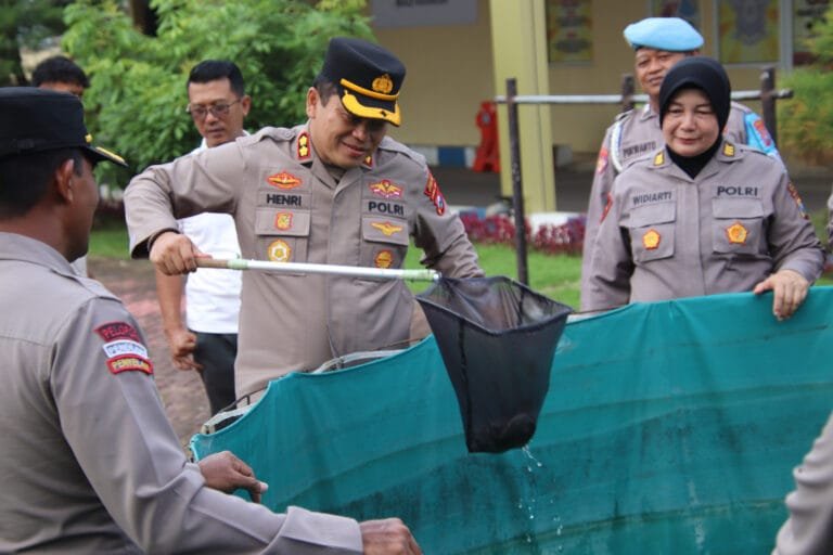 Wujud Nyata Dukungan Ketahanan Pangan dan Inspirasi bagi Masyarakat, Polres Sumenep Panen Ikan Lele