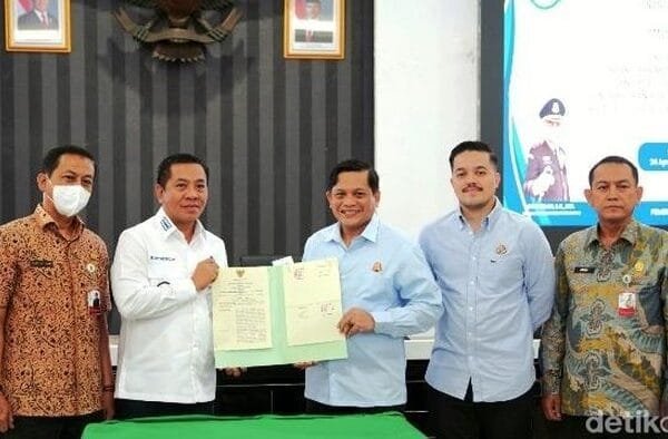 bupati karawang saat melakukan penyerahan penghargaan kepada kejari karawang 1745572875318 169