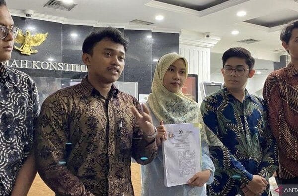lima mahasiswa fakultas hukum universitas padjadjaran menyerahkan berkas permohonan uji formal uu tnike mahkamah konstitusi an 1745918442152 169