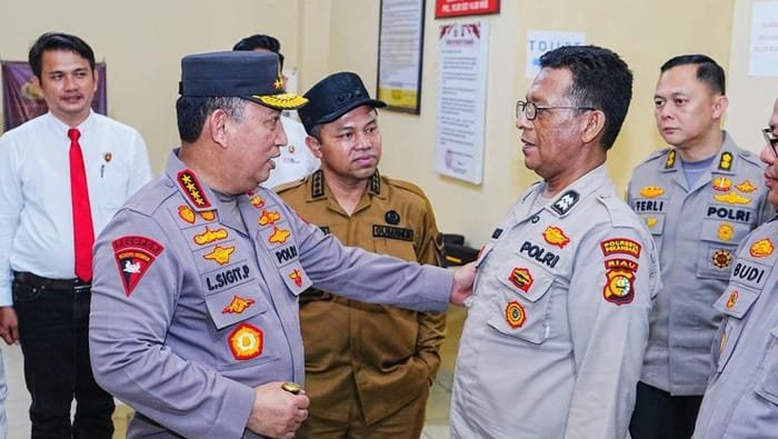 salah satu personel yang menerima perhatian khusus dari kapolri adalah aiptu jimmi farma yang menjabat sebagai ps dok polriist 1745574834437 169