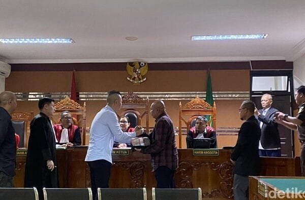 terdakwa korban dan saksi saat menandatangani kesepakatan di sidang kasus tipu gelap 1745846811028 169