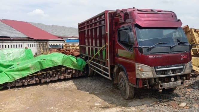 68188edc87ed3 polda kalbar amankan ribuan kayu belian atau kayu ulin siap