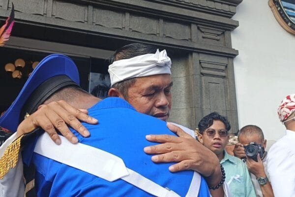 Gubernur Dedi Mulyadi Menangis Haru Saat Pulangkan 273 Pelajar dari Pendidikan Militer: “Banyak yang Meragukan, Tapi Waktu yang Menjawab” 682bf91e0f2c8
