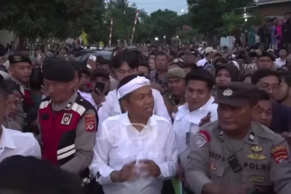 Gubernur Jawa Barat Dedi Mulyadi di jalan Desa Cipinang Kecamatan Beber Kabupaten Cirebon 1102811632