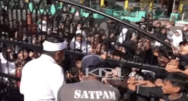 Disambut Riuh Siswa SD, Gubernur Jabar Dedi Mulyadi Berlari Penuhi Panggilan dari Gerbang Sekolah Screenshot 2025 05 16 102332