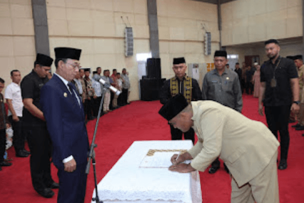 Bupati Tapanuli Selatan Gus Irawan Pasaribu Lantik 21 Kepala Sekolah Baru, Dorong Digitalisasi Pendidikan dan Transparansi Tata Kelola Screenshot 2025 05 17 081151
