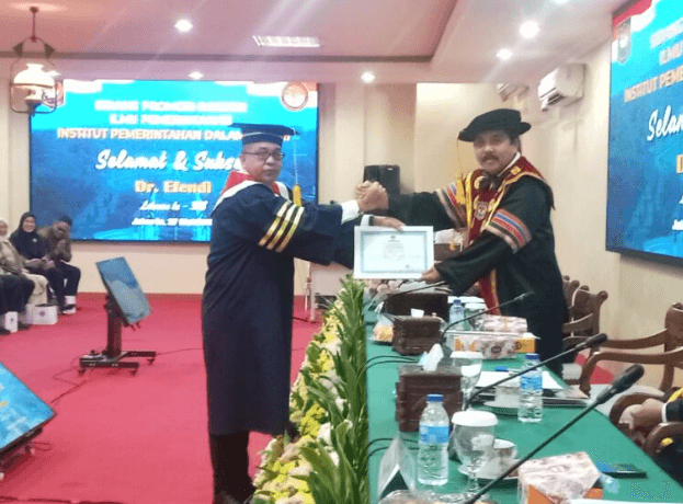 Inspektur Muda Keuangan Kejagung, Dr. Efendi, S.H., M.H., Raih Gelar Doktor Ilmu Pemerintahan IPDN ke-328 dengan Predikat Cumlaude 2 Screenshot 2025 05 29 083242