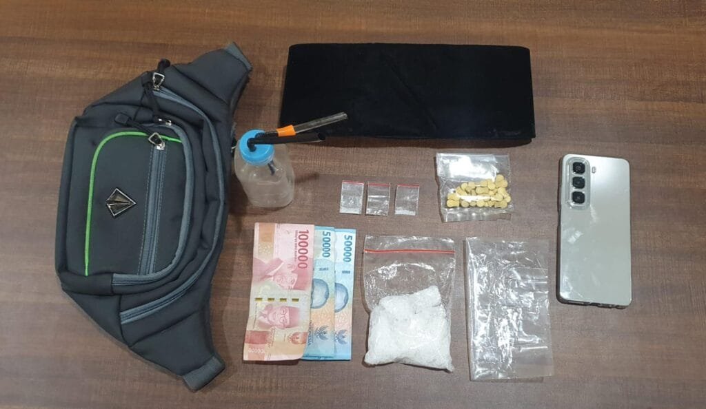 SATRESNARKOBA POLRES SUMENEP UNGKAP KASUS NARKOTIKA JENIS SABU DAN INEX DI DESA JAMBU, LENTENG 2 WhatsApp Image 2025 05 12 at 12.11.42 284098aa
