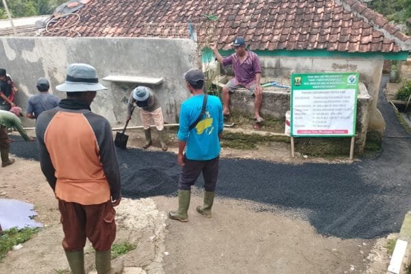 Pemdes Ubrug Realisasikan Pengaspalan Jalan Lingkungan di RW 06, Dorong Akses Ekonomi Warga WhatsApp Image 2025 05 23 at 12.45.32 d8b7cd70