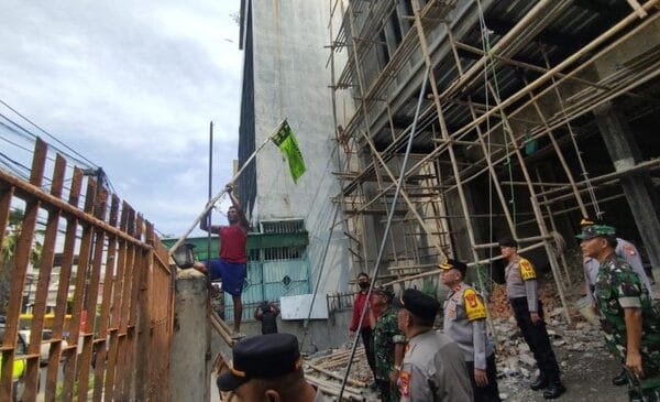 Ramai-ramai Berantas Atribut Ormas: Polisi Tertibkan Ratusan Simbol Dominasi Ruang Publik atribut atribut ormas yang terpasang di ruang publik di tambora jakbar ditertibkan penertiban dilakukan untuk mencegah konflik 1747302606918 169