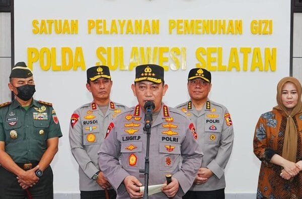 Kapolri Tinjau SPPG Polda Sulsel, Pastikan Kesiapan Dukung Program Makan Bergizi Gratis (MBG) kapolri jenderal listyo sigit prabowo meninjau satuan pelayanan pemenuhan gizi sppg polda sulawesi selatan sulsel 1747303866298 169