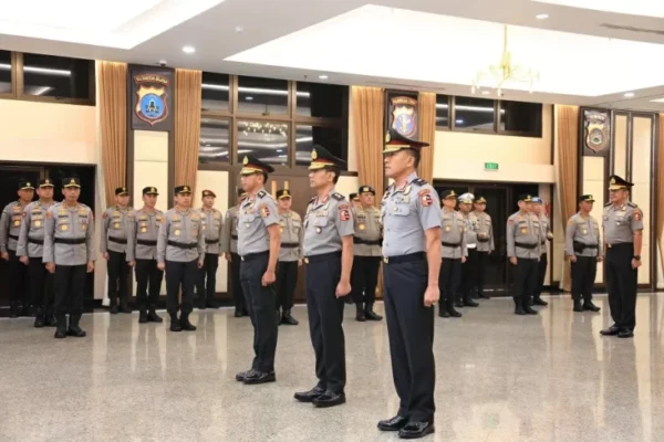 Kapolri Pimpin Upacara Kenaikan Pangkat 13 Perwira Tinggi, Dari Kombes hingga Komjen: Ini Daftarnya kapolri pimpin upacara kenaikan pangkat 13 perwira tinggi berikut namanamanya tea