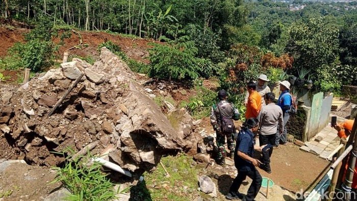 kondisi pergerakan tanah di desa cisalak kecamatan cisarua sumedang 1746515487303 169