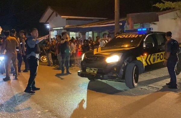 petugas kepolisian saat menggerebek rumah bandar besar di percut sei tuan foto dok polrestabes medan 1746002521635 169