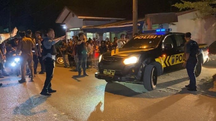 petugas kepolisian saat menggerebek rumah bandar besar di percut sei tuan foto dok polrestabes medan 1746002521635 169