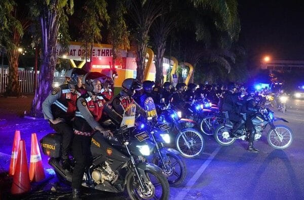 Polda Riau Gelar Patroli Skala Besar, Pastikan Keamanan Warga dari Premanisme hingga Geng Motor polda riau menggelar patroli skala besar sabtu 1752025 malam untuk menjamin keamanan masyarakat 1747503097258 169