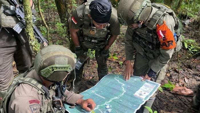 tim sar brimob yang tergabung dalam operasi moskona pencarian mantan kasat reskrim polres teluk bintuni tomi marbun menyisir z 1746012963130 169