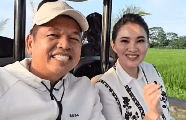 Momen Hangat Dua Gubernur: Dedi Mulyadi dan Sherly Tjoanda Keliling Lembur Pakuan, Warganet Heboh “Kita Jodohin Yuk!” Screenshot 2025 06 09 191433