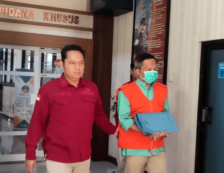 Mantan Pj Bupati Cilacap Ditahan Kejati Jateng, Diduga Terlibat Korupsi Tanah Rp237 Miliar