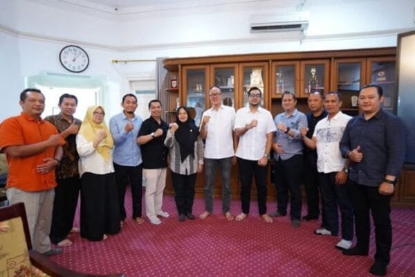 Wali Kota Sukabumi Tegaskan Penguatan BUMD dan Etika Kerja Kunci Menuju Kemandirian Daerah WhatsApp Image 2025 06 08 at 15.46.49 555c29ac