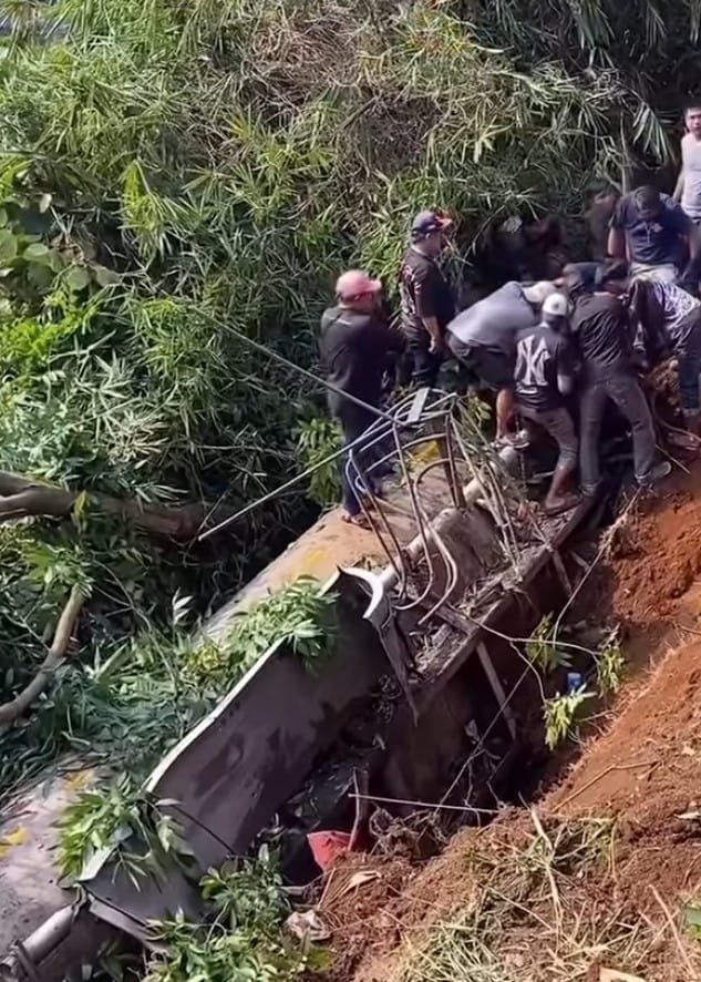 Rem Blong di Jalur Tengkorak Gekbrong, Truk Tabrak 6 Kendaraan 2 Tewas, 8 Luka-Luka 4 WhatsApp Image 2025 06 09 at 22.11.04 6daeb220