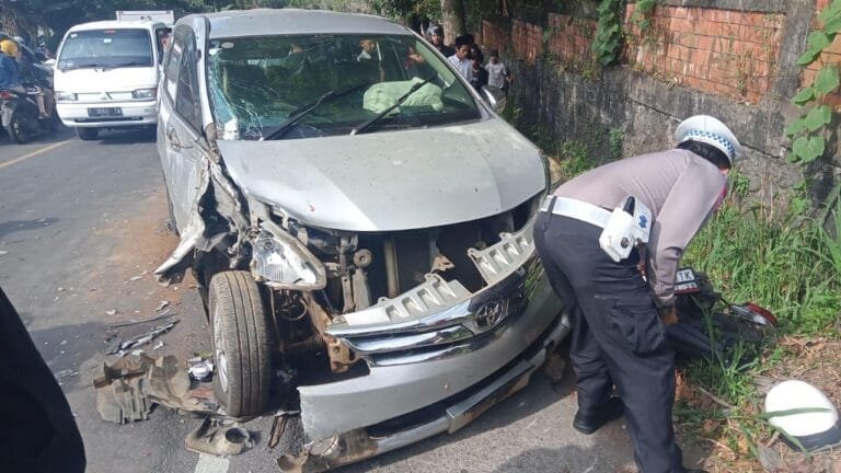 Rem Blong di Jalur Tengkorak Gekbrong, Truk Tabrak 6 Kendaraan 2 Tewas, 8 Luka-Luka