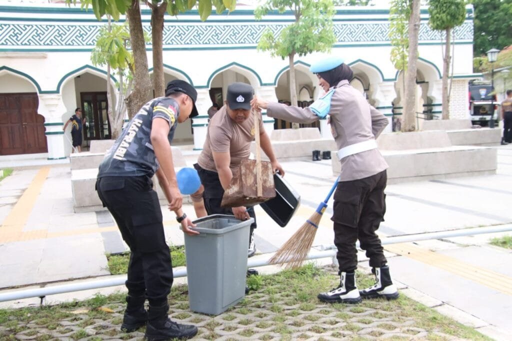 Sambut Hari Bhayangkara ke-79, Polres Sumenep Gelar Bakti Religi di Masjid Baitur Arham 4 WhatsApp Image 2025 06 17 at 16.37.17 95e11f22