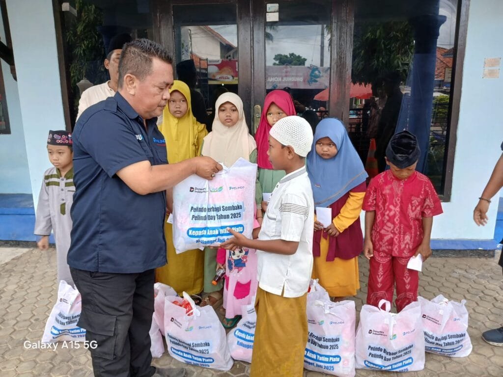 Momen Indah Pelindo Kalianget Bersama Yayasan Peduli Kasih TKBM Menyalurkan 100 Paket Sembako pada Anak Yatim dan Kaum Duafa di Dua Desa 2 WhatsApp Image 2025 06 30 at 09.32.11 04f94f0b