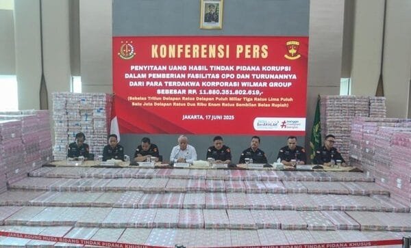 Gunungan Uang Rp11,8 Triliun Jadi Bukti Salah Satu Kasus Korupsi Terbesar di Indonesia gunungan uang 118 t jadi bukti salah satu korupsi terbesar 1750146042706 169