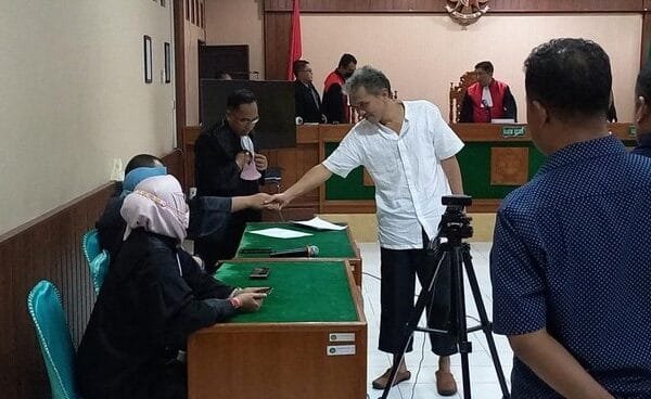 sidang vonis bambang tri mulyono di pn solo 169