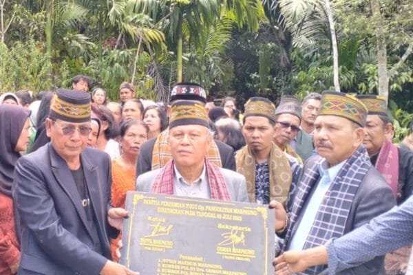 Tugu Op. Pangolitan Marpaung Diresmikan Megah: Ratusan Keturunan Marpaung Padati Kampung Galanggang, Wujudkan Harmoni dan Warisan Leluhur WhatsApp Image 2025 07 13 at 07.06.13 36cf7b9e