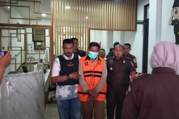 Tersandung Korupsi Sampah, Kadis DLH Sukabumi Dijemput Paksa dan Ditahan WhatsApp Image 2025 07 14 at 20.13.23 f5209271
