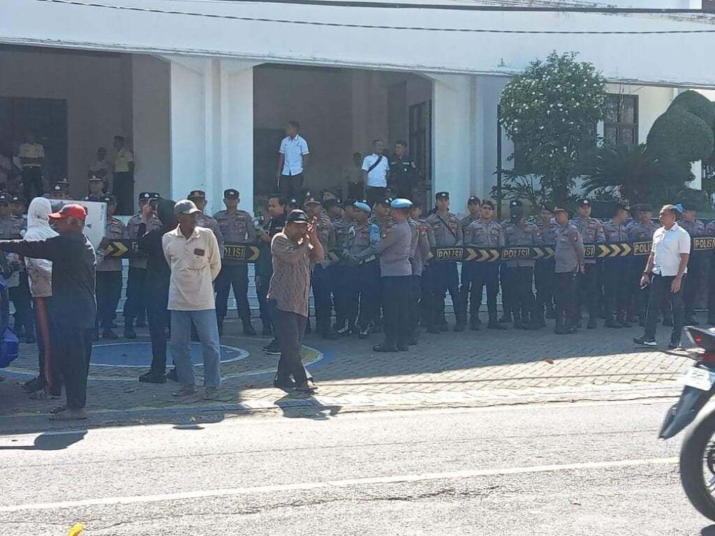 PT Garam (Persero) Kalianget Kembali Didemo Masyarakat yang Tergabung dalam Yayasan Tanah Leluhur (YTL) Terkait Konflik Lahan Blok 106 dan 107 3 WhatsApp Image 2025 07 21 at 20.14.16 514cbfce