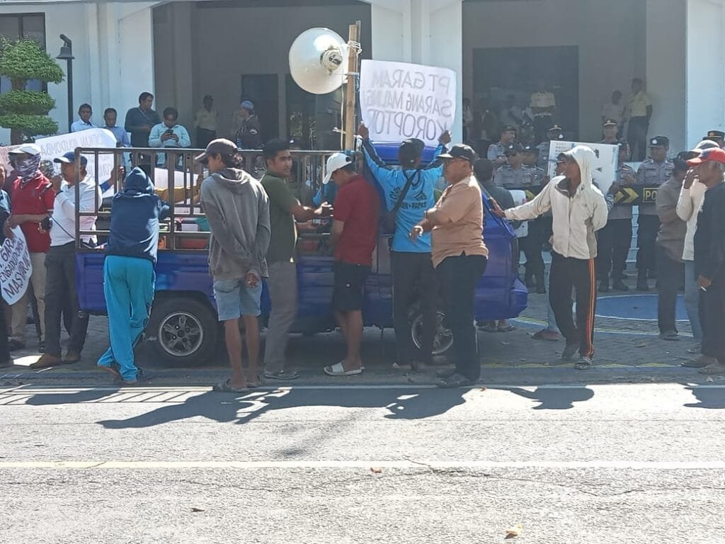 PT Garam (Persero) Kalianget Kembali Didemo Masyarakat yang Tergabung dalam Yayasan Tanah Leluhur (YTL) Terkait Konflik Lahan Blok 106 dan 107 2 WhatsApp Image 2025 07 21 at 20.14.17 900e5668