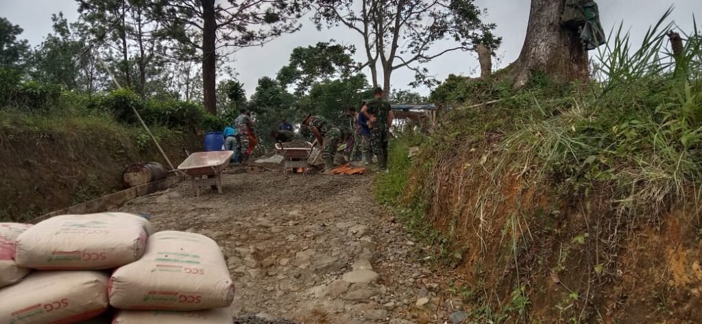 Gotong Royong Bangun Akses Pertanian, Karya Bhakti TNI dan Pemkab Sukabumi Cor Jalan 600 Meter di Sudajaya Girang 4 WhatsApp Image 2025 07 30 at 14.38.00 7a48cafb