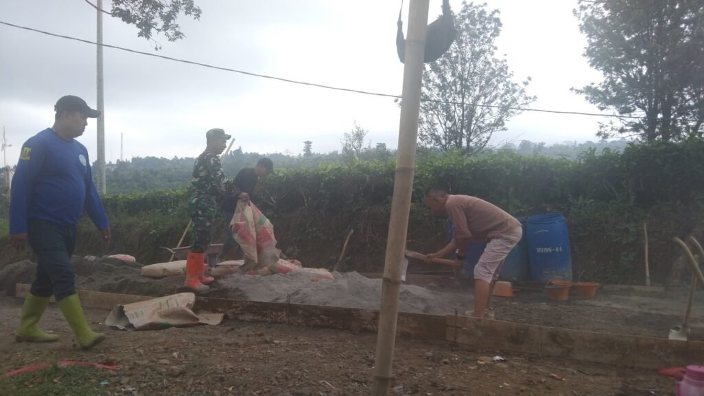 Gotong Royong Bangun Akses Pertanian, Karya Bhakti TNI dan Pemkab Sukabumi Cor Jalan 600 Meter di Sudajaya Girang 2 WhatsApp Image 2025 07 30 at 14.38.37 b351a028