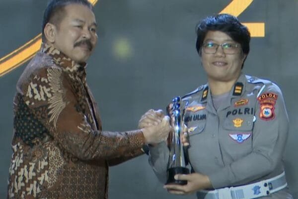 Iptu Ulva Baso Raih Hoegeng Awards 2025 Lewat Inovasi “Meja Tanpa Laci”: Bukan Sekadar Slogan penerima hoegeng awards 2025 kategori polisi inovatif iptu andi sriulva baso 1752673608636 43