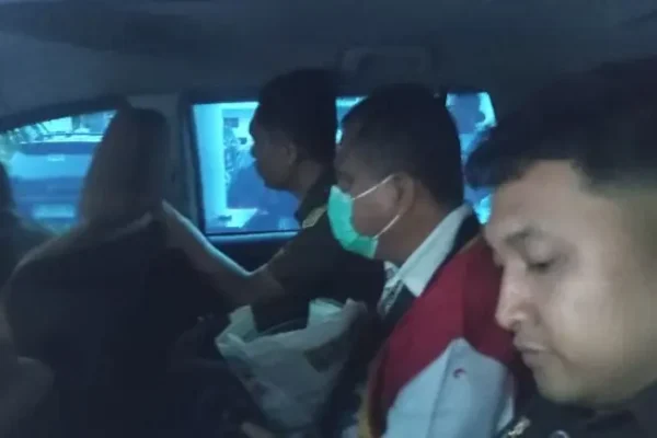 Usai Diserahkan ke Kejaksaan, Kadishub Pematangsiantar Juham Situmorang Resmi Ditahan usai diserahkan ke kejaksaan kadis perhubungan julham situmorang resmi ditahan 2025 07 28 19 36 37 2699