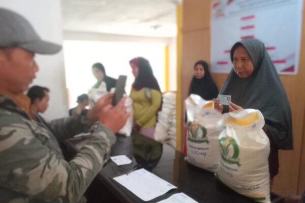 928 KPM Desa Bantargadung Terima Bantuan Beras 10 Kg untuk Bulan Juni–Juli WhatsApp Image 2025 08 04 at 09.10.13 a4c99131