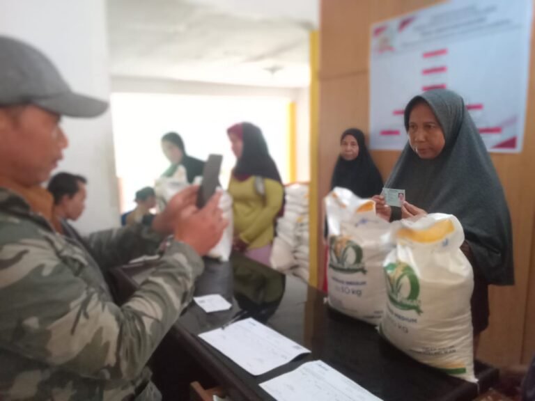 928 KPM Desa Bantargadung Terima Bantuan Beras 10 Kg untuk Bulan Juni–Juli