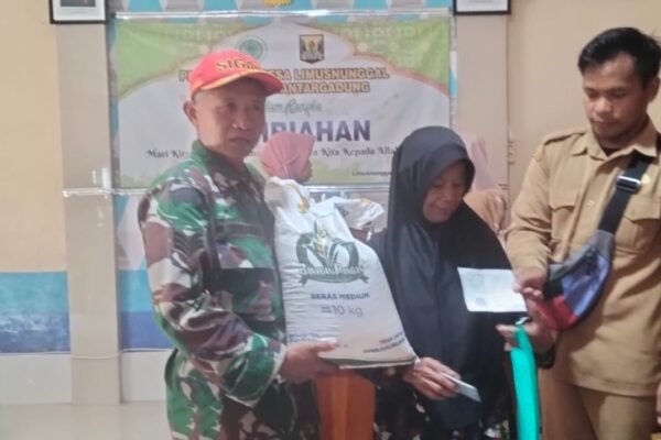 Pemdes Limusnunggal Salurkan Beras 20 Kg untuk 664 KPM, Penyaluran Berjalan Aman dan Tepat Sasaran WhatsApp Image 2025 08 04 at 11.42.31 99e820e1