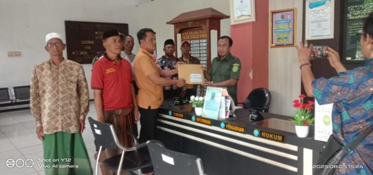 Warga Pasongsongan Mendatangi Kantor Pengadilan Negeri Sumenep Memberikan Dorongan Moral Terhadap Terdakwa Kamsi Dengan Membawa Dokumen Petisi.