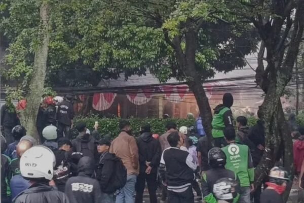 Ricuh Aksi Solidaritas di Bandung, Mahasiswa Hingga Ojol Bentrok Dengan Aparat WhatsApp Image 2025 08 29 at 23.06.44 cbfd503a