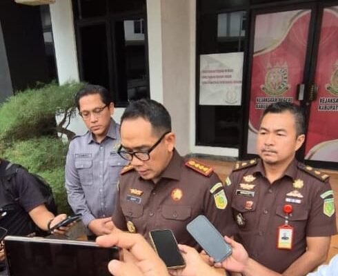 Kejari Bekasi Tetapkan Empat Tersangka Korupsi Dana Desa Sumberjaya, Kerugian Negara Capai Rp 2,6 Miliar WhatsApp Image 2025 09 12 at 06.28.44 560ede67