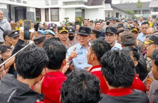 Mahasiswa Desak Wali Kota Sukabumi Evaluasi Kenaikan Tunjangan DPRD. WhatsApp Image 2025 09 13 at 10.23.08 ad9d7699